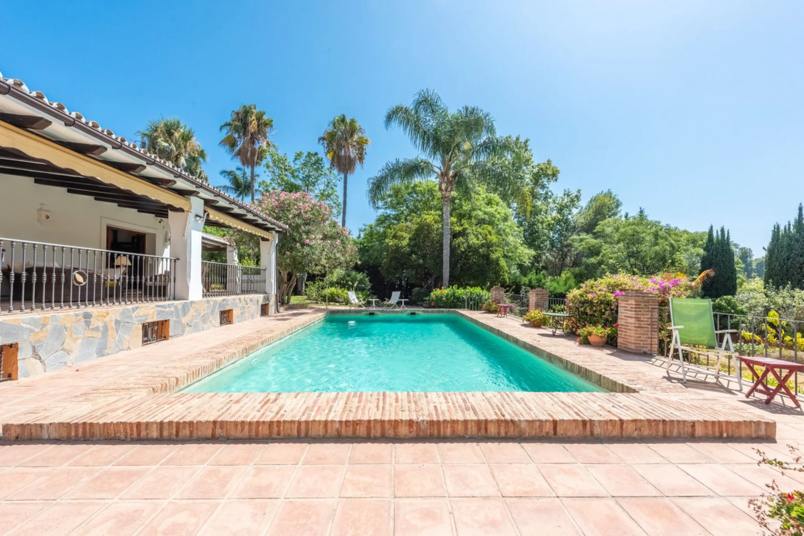 This Andalusian-style villa in El Paraiso Medio offers privacy, stunning views, and proximity to golf courses, and amenities.