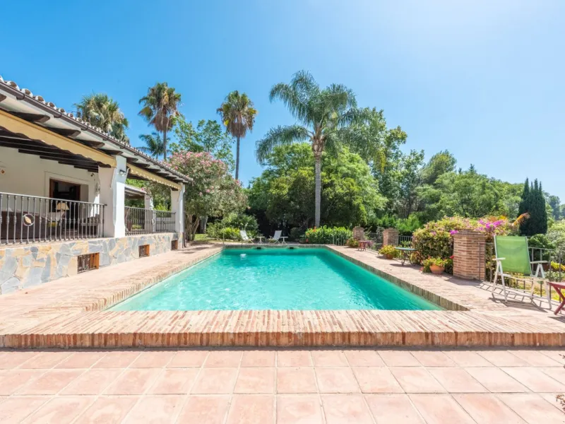 This Andalusian-style villa in El Paraiso Medio offers privacy, stunning views, and proximity to golf courses, and amenities.