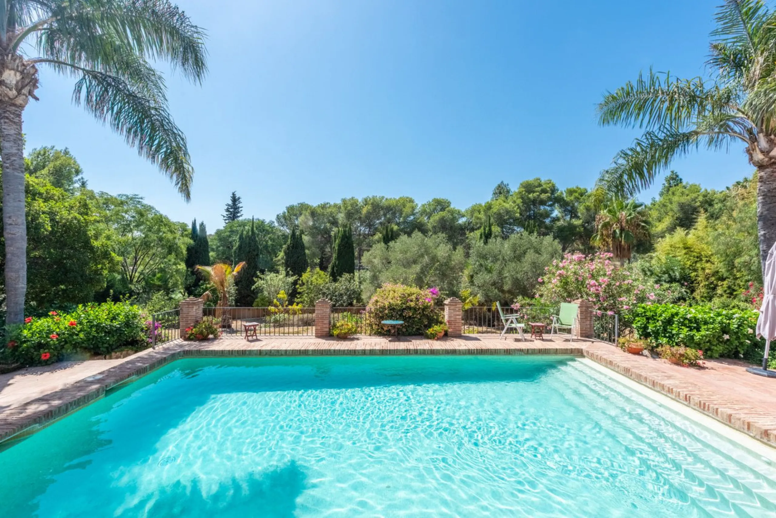 This Andalusian-style villa in El Paraiso Medio offers privacy, stunning views, and proximity to golf courses, and amenities.