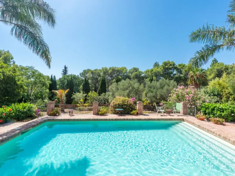 This Andalusian-style villa in El Paraiso Medio offers privacy, stunning views, and proximity to golf courses, and amenities.