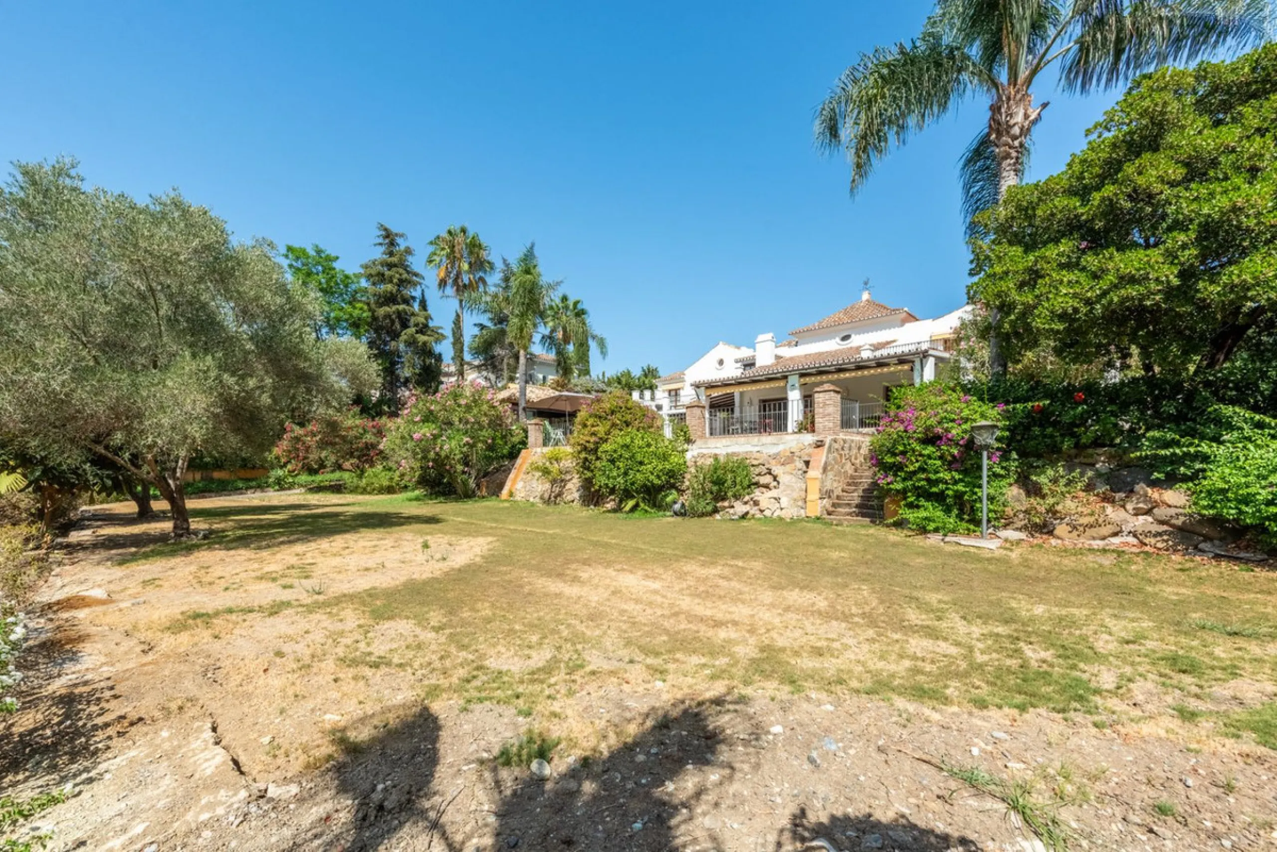This Andalusian-style villa in El Paraiso Medio offers privacy, stunning views, and proximity to golf courses, and amenities.