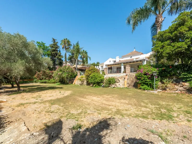 This Andalusian-style villa in El Paraiso Medio offers privacy, stunning views, and proximity to golf courses, and amenities.