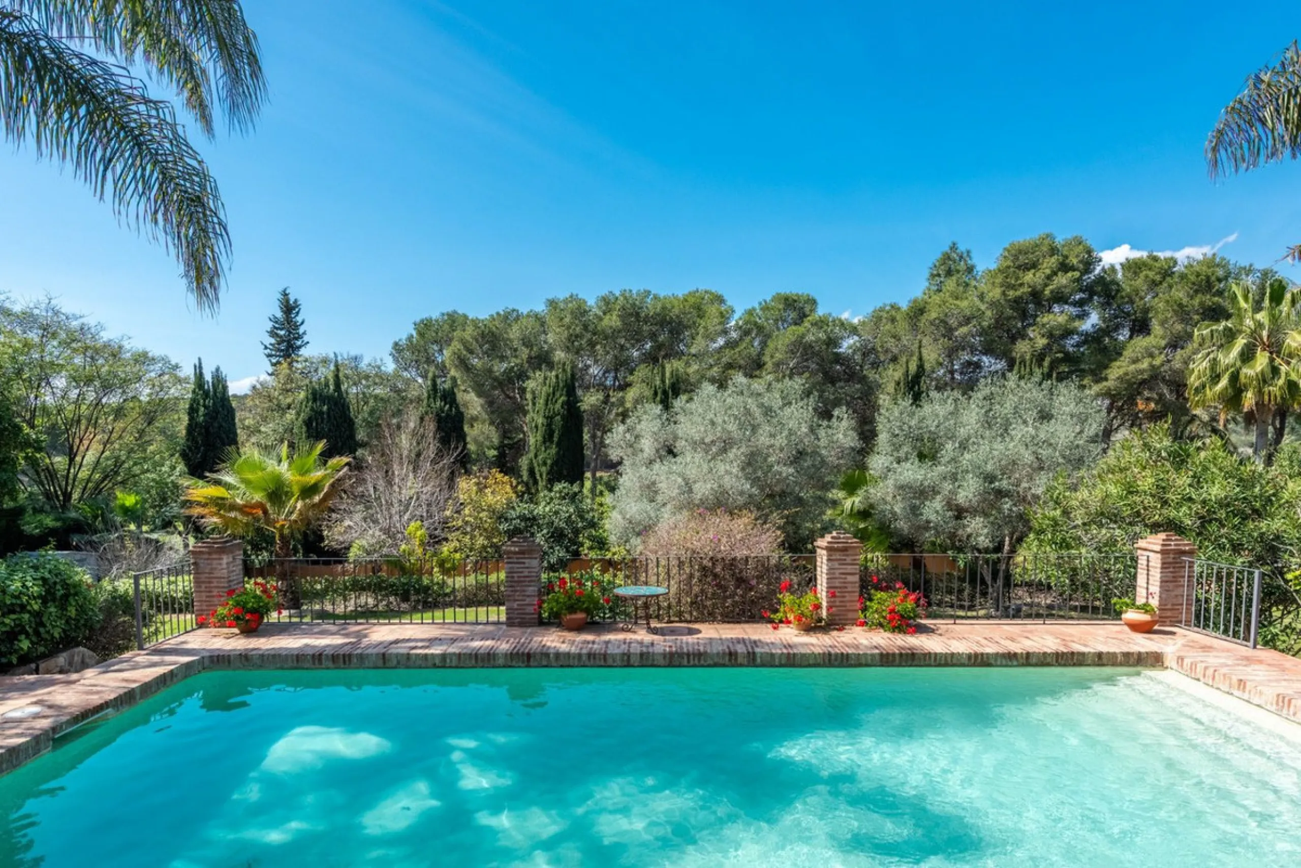 This Andalusian-style villa in El Paraiso Medio offers privacy, stunning views, and proximity to golf courses, and amenities.