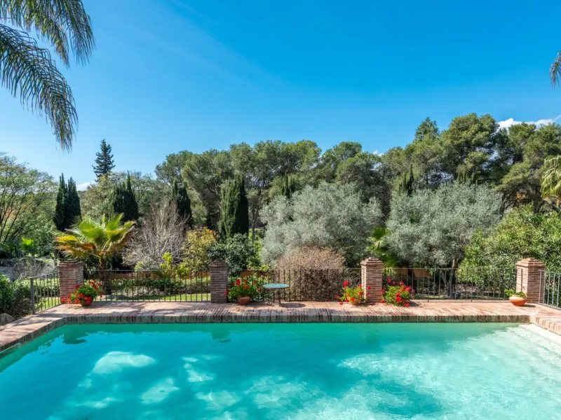 This Andalusian-style villa in El Paraiso Medio offers privacy, stunning views, and proximity to golf courses, and amenities.