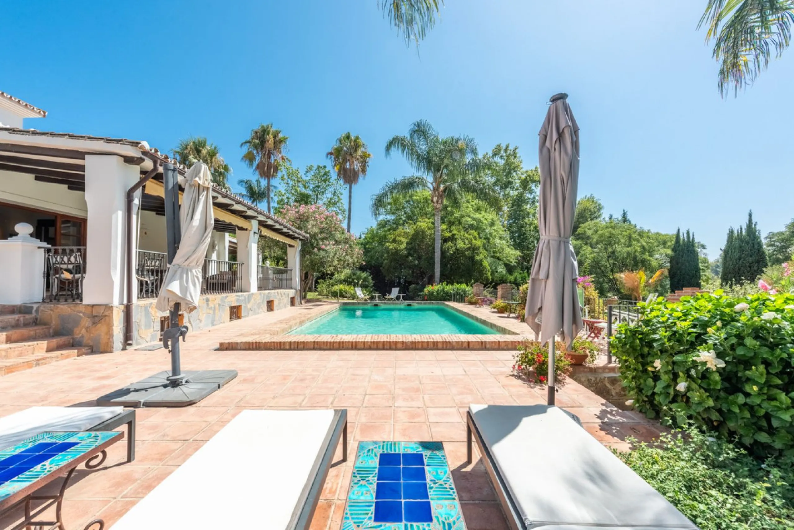 This Andalusian-style villa in El Paraiso Medio offers privacy, stunning views, and proximity to golf courses, and amenities.