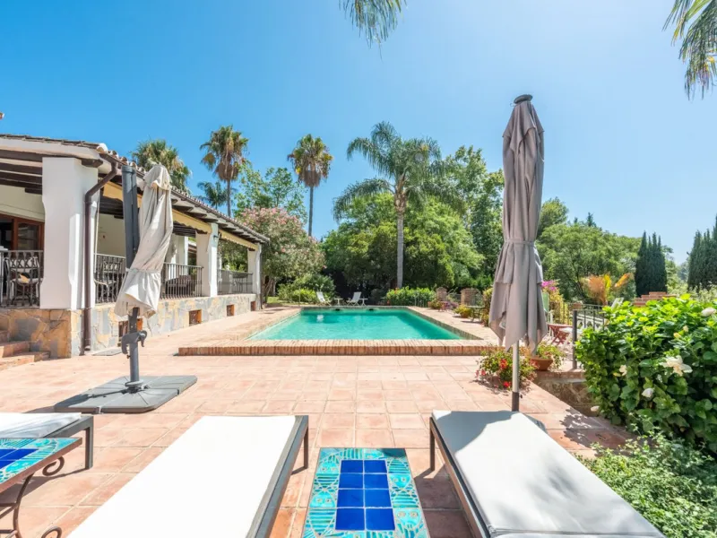 This Andalusian-style villa in El Paraiso Medio offers privacy, stunning views, and proximity to golf courses, and amenities.