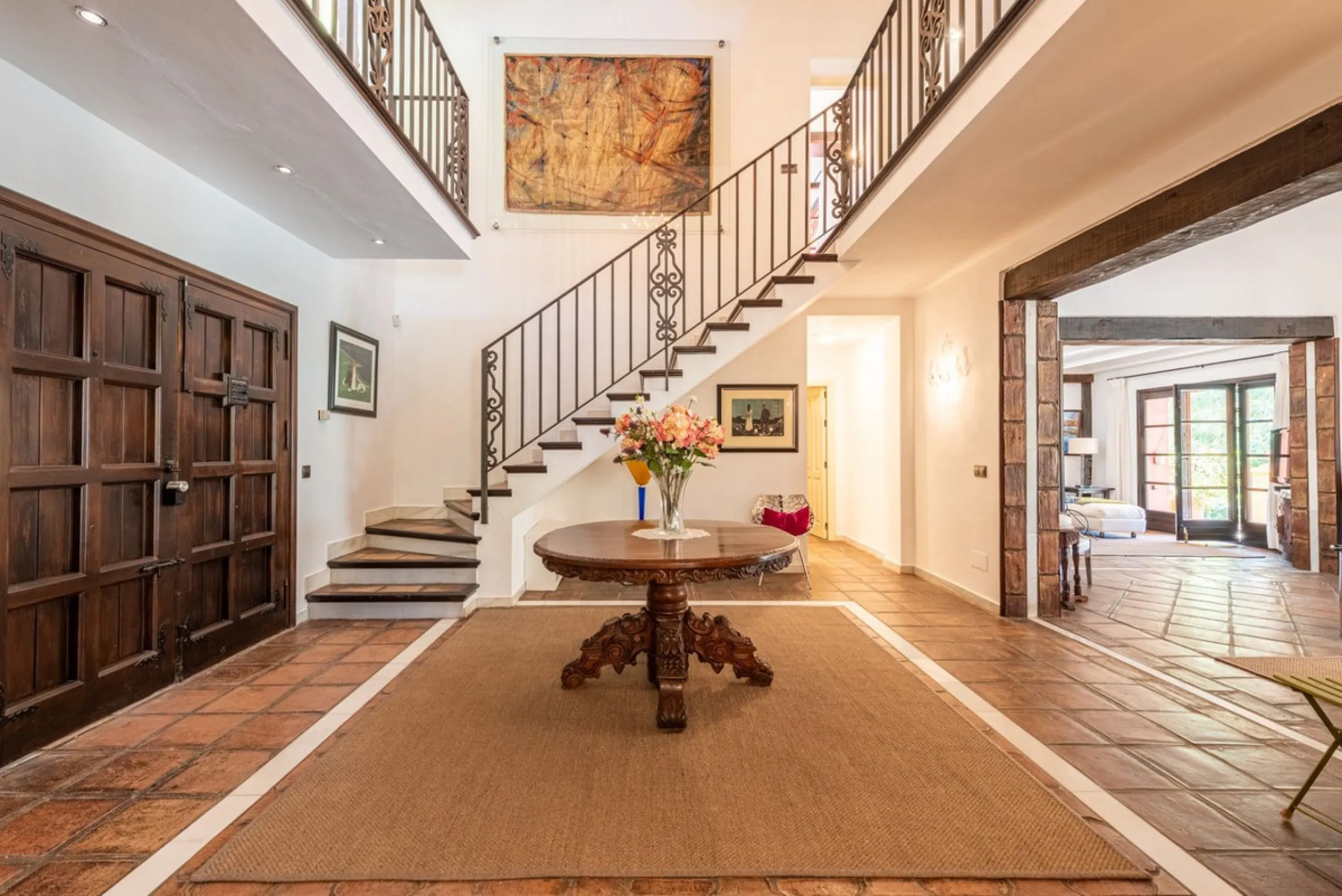 This Andalusian-style villa in El Paraiso Medio offers privacy, stunning views, and proximity to golf courses, and amenities.