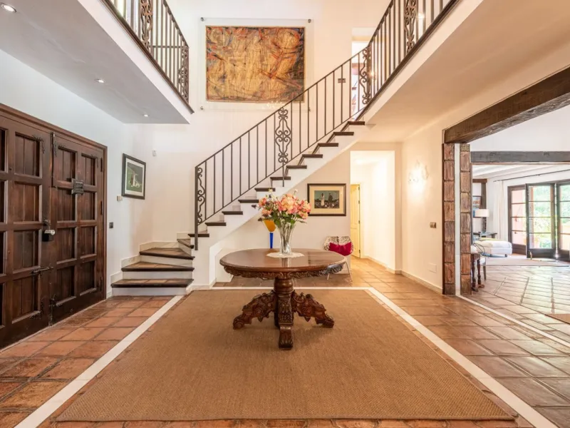 This Andalusian-style villa in El Paraiso Medio offers privacy, stunning views, and proximity to golf courses, and amenities.