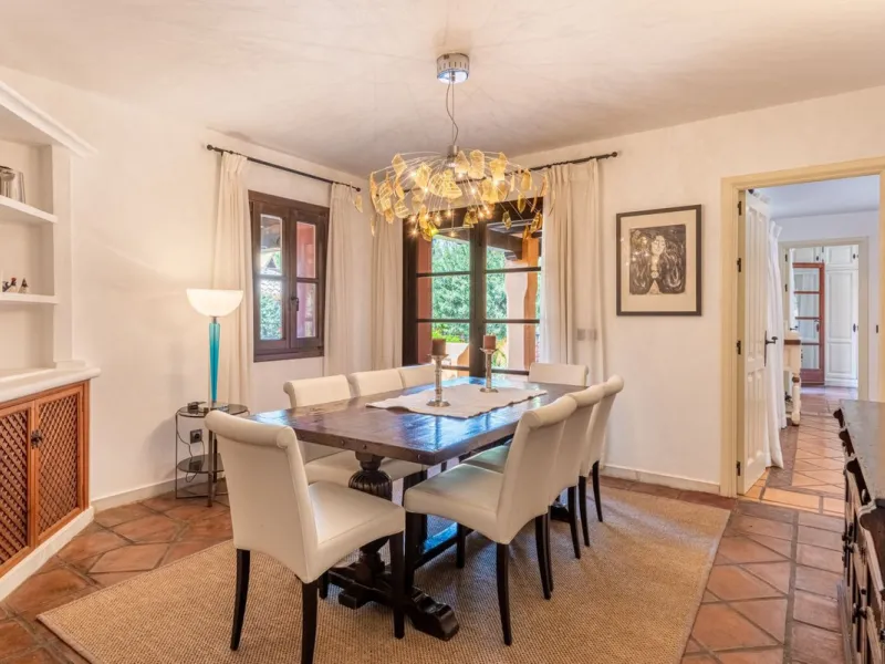 This Andalusian-style villa in El Paraiso Medio offers privacy, stunning views, and proximity to golf courses, and amenities.