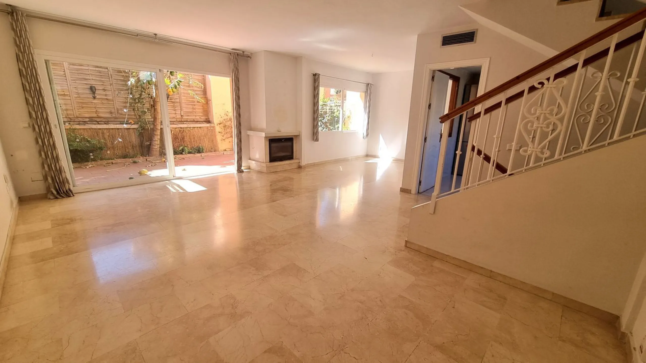 House - Townhouse в продаже в Marbella, Málaga. В доме 3 спален и 3 ванных комнат. Площадь дома 209 м²