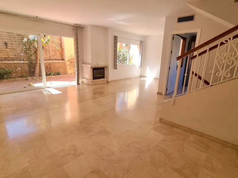 House - Townhouse в продаже в Marbella, Málaga. В доме 3 спален и 3 ванных комнат. Площадь дома 209 м²