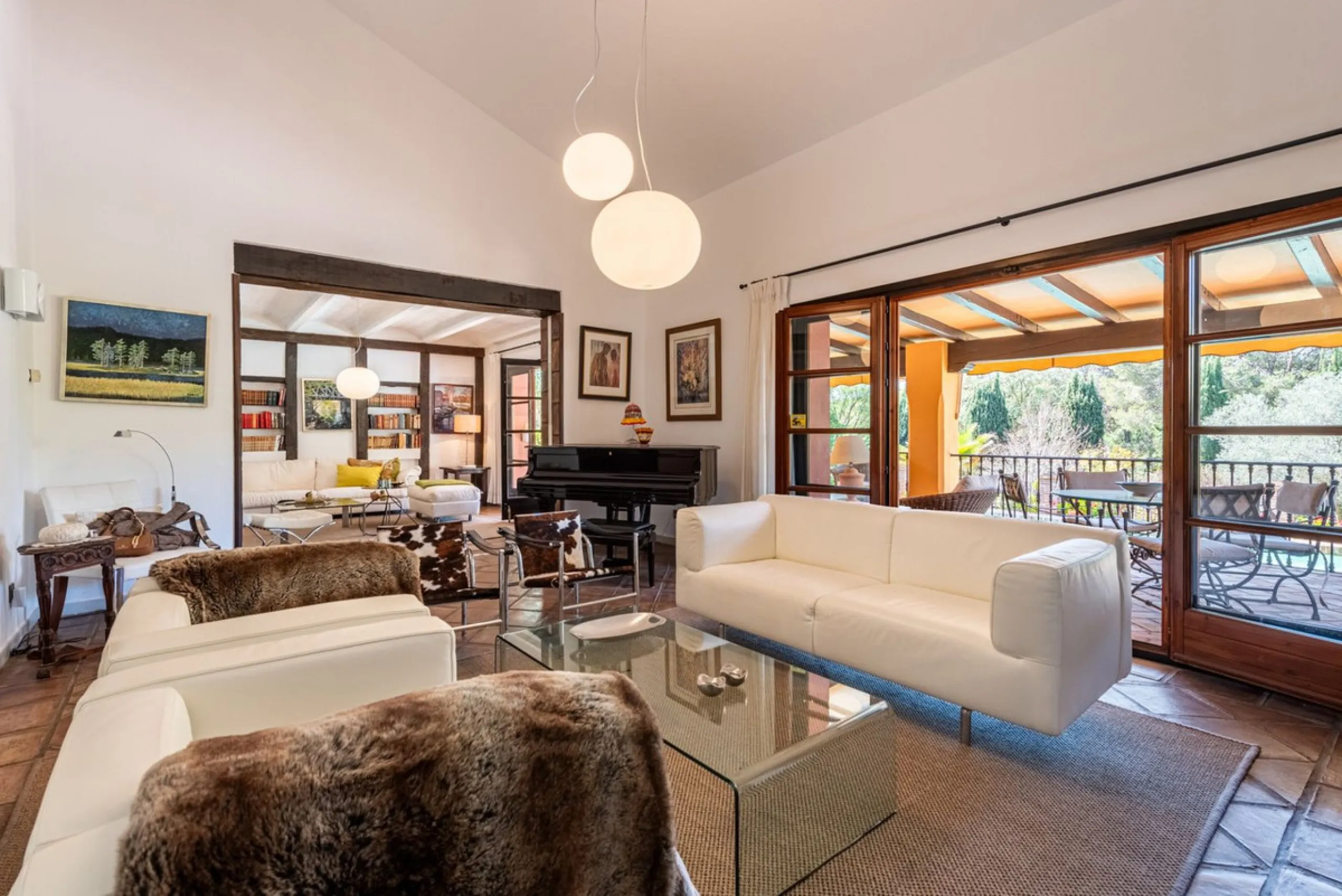 This Andalusian-style villa in El Paraiso Medio offers privacy, stunning views, and proximity to golf courses, and amenities.