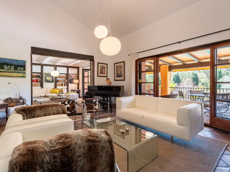 This Andalusian-style villa in El Paraiso Medio offers privacy, stunning views, and proximity to golf courses, and amenities.