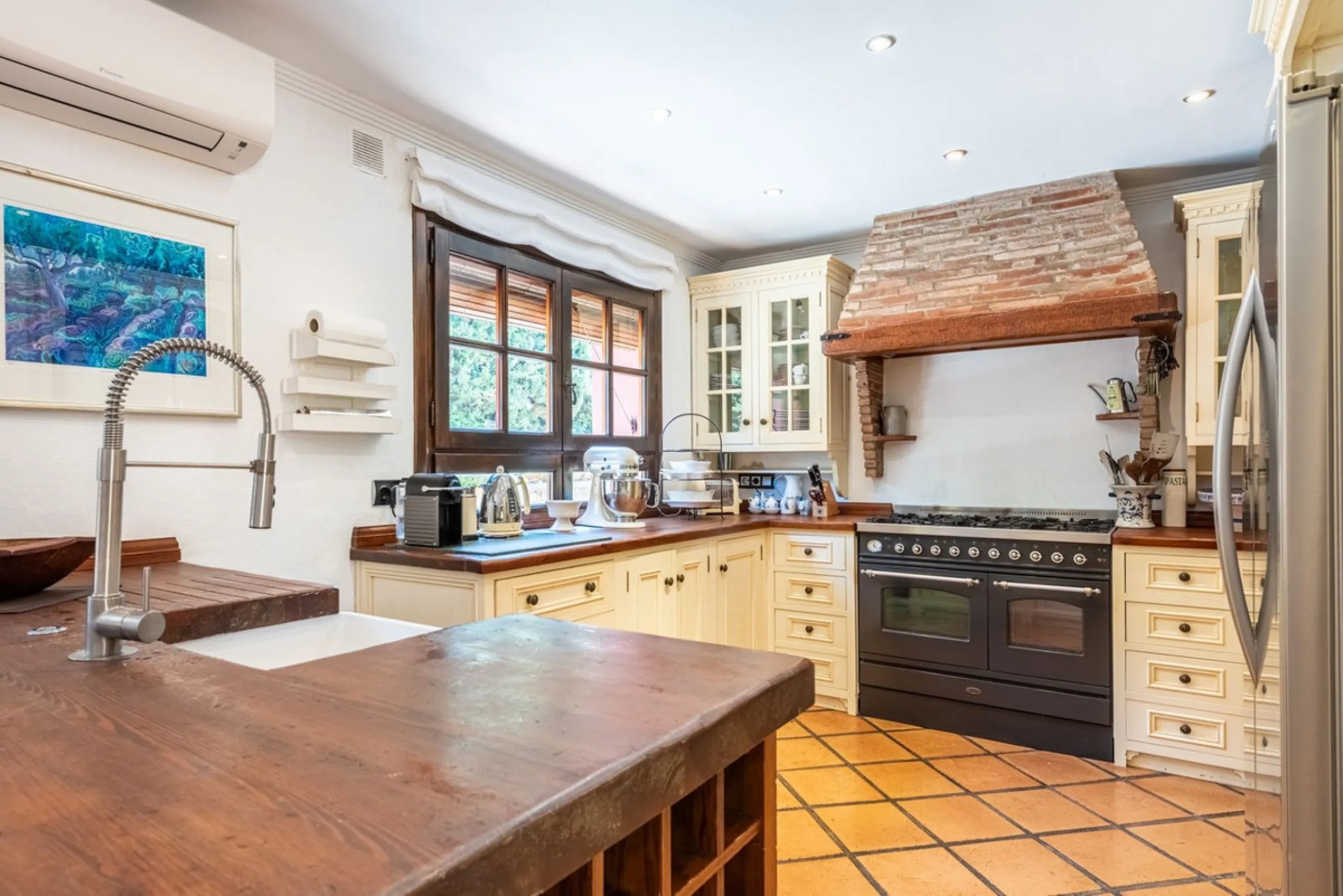 This Andalusian-style villa in El Paraiso Medio offers privacy, stunning views, and proximity to golf courses, and amenities.