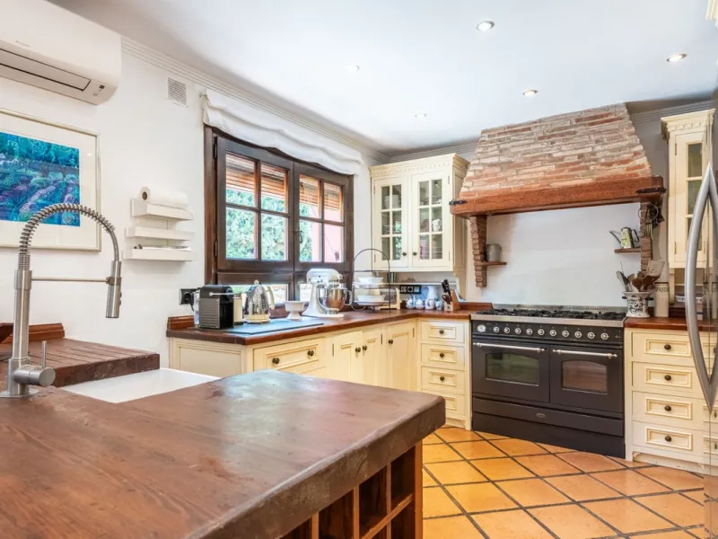 This Andalusian-style villa in El Paraiso Medio offers privacy, stunning views, and proximity to golf courses, and amenities.