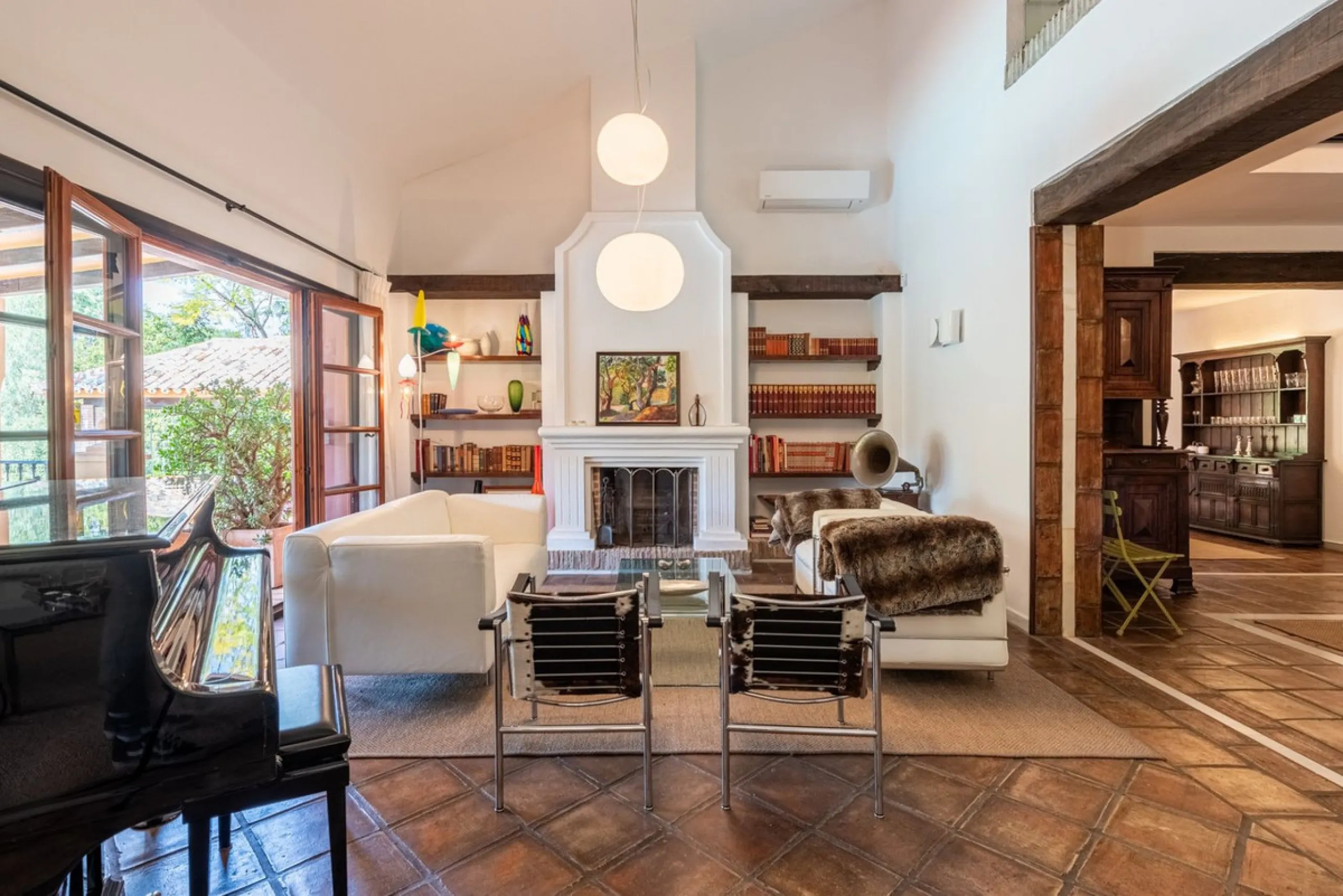 This Andalusian-style villa in El Paraiso Medio offers privacy, stunning views, and proximity to golf courses, and amenities.