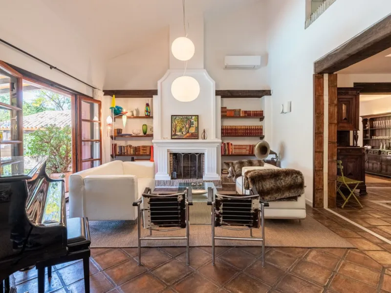 This Andalusian-style villa in El Paraiso Medio offers privacy, stunning views, and proximity to golf courses, and amenities.