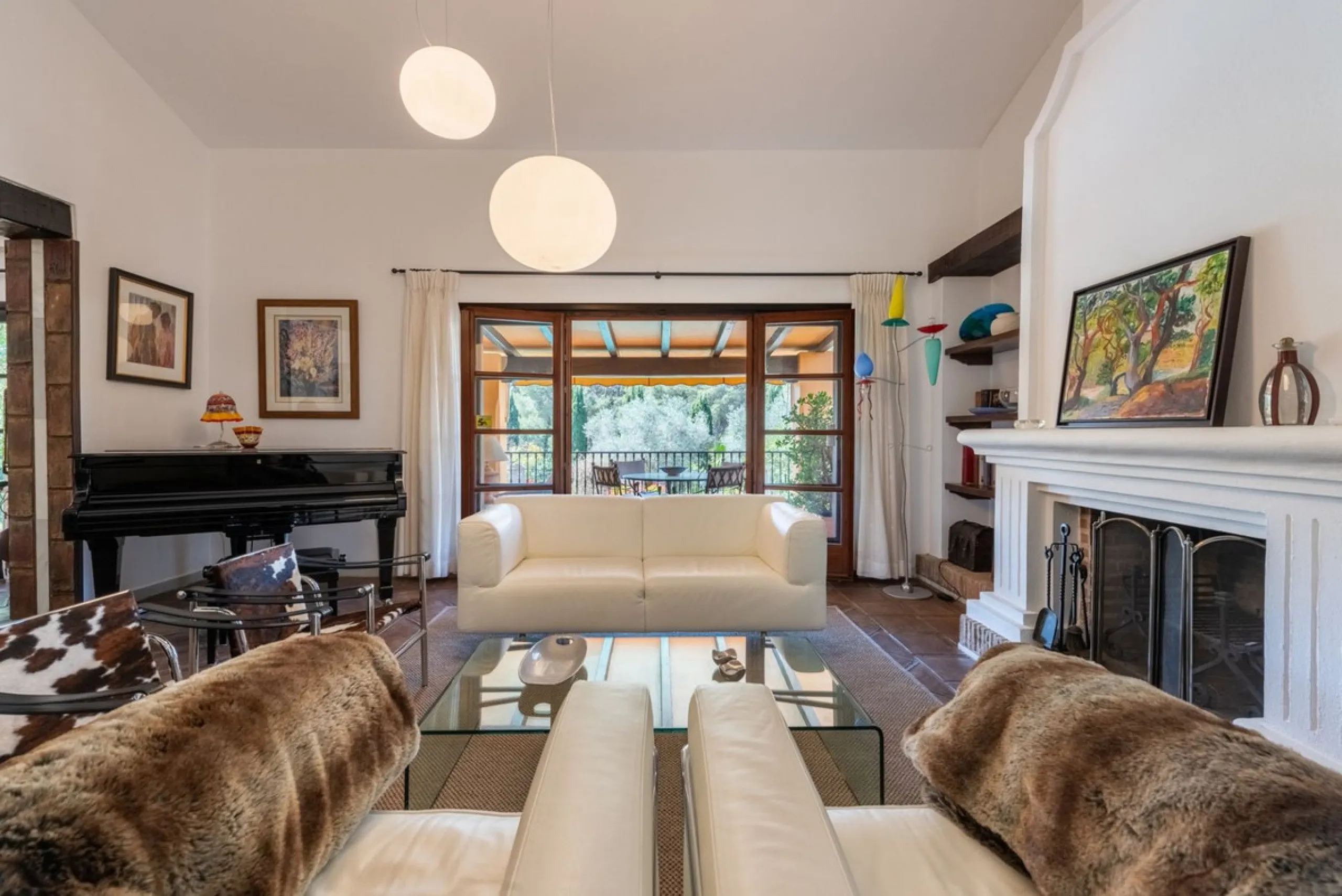 This Andalusian-style villa in El Paraiso Medio offers privacy, stunning views, and proximity to golf courses, and amenities.