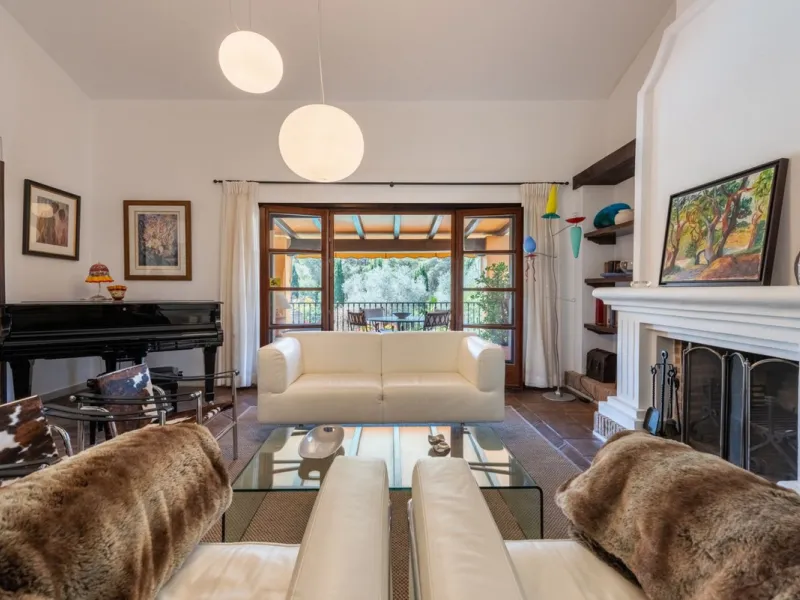 This Andalusian-style villa in El Paraiso Medio offers privacy, stunning views, and proximity to golf courses, and amenities.