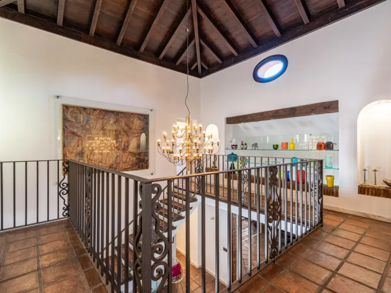 This Andalusian-style villa in El Paraiso Medio offers privacy, stunning views, and proximity to golf courses, and amenities.