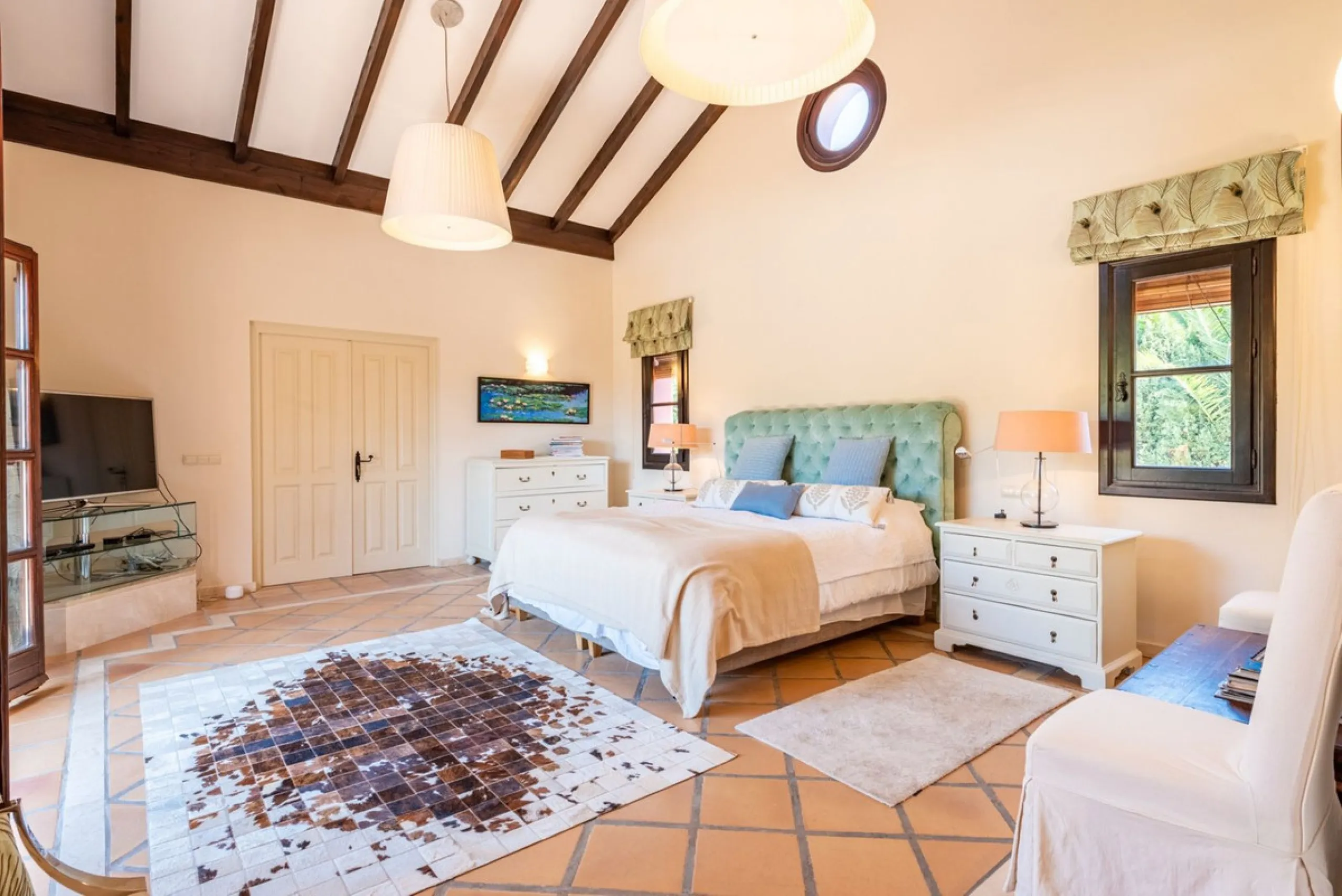 This Andalusian-style villa in El Paraiso Medio offers privacy, stunning views, and proximity to golf courses, and amenities.