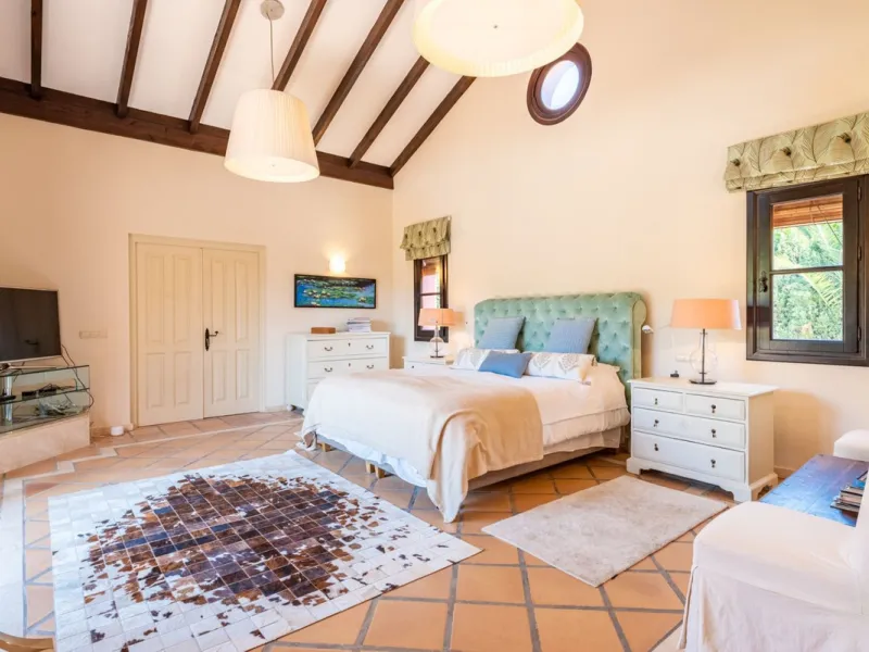 This Andalusian-style villa in El Paraiso Medio offers privacy, stunning views, and proximity to golf courses, and amenities.