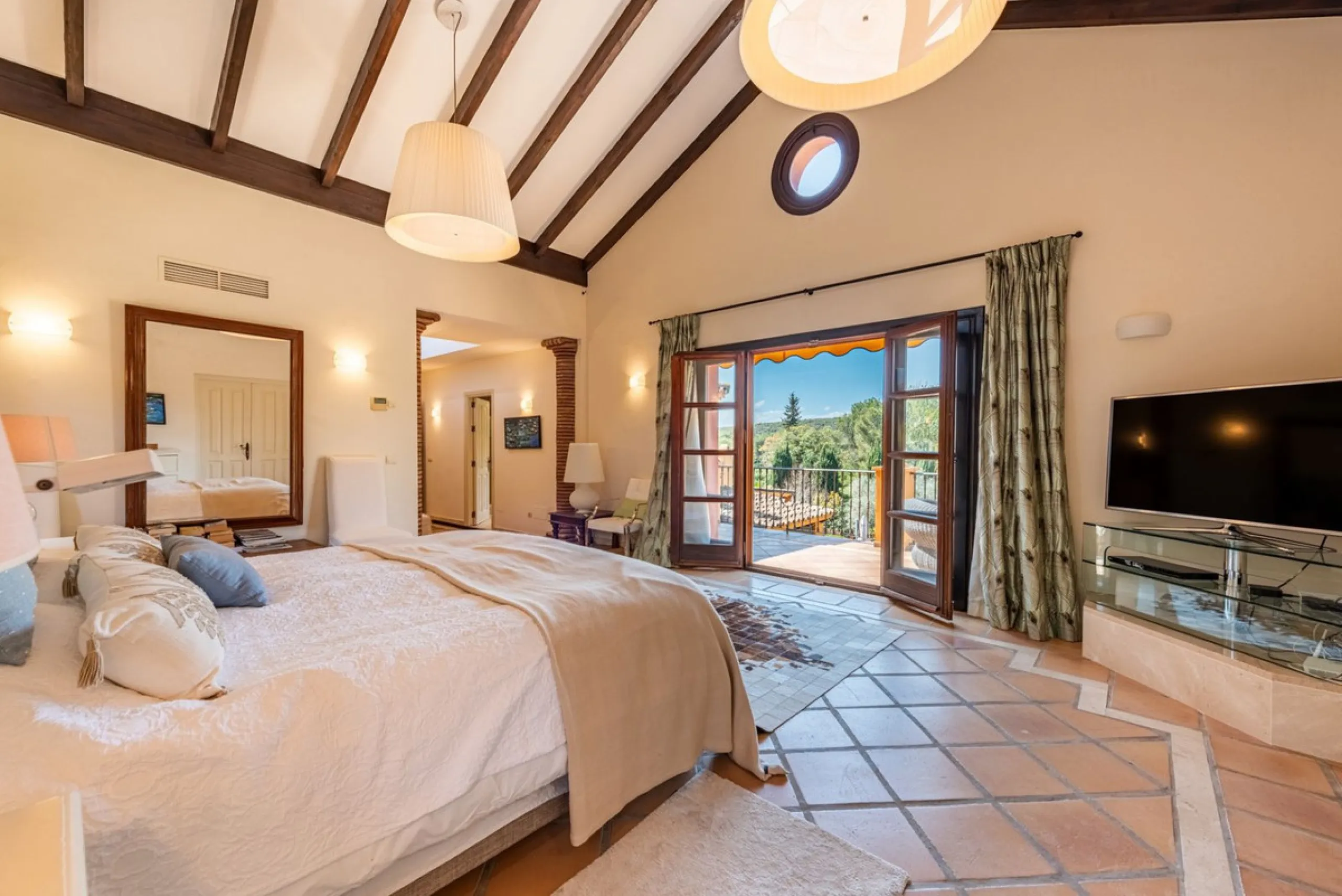 This Andalusian-style villa in El Paraiso Medio offers privacy, stunning views, and proximity to golf courses, and amenities.