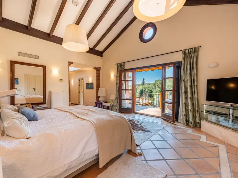 This Andalusian-style villa in El Paraiso Medio offers privacy, stunning views, and proximity to golf courses, and amenities.