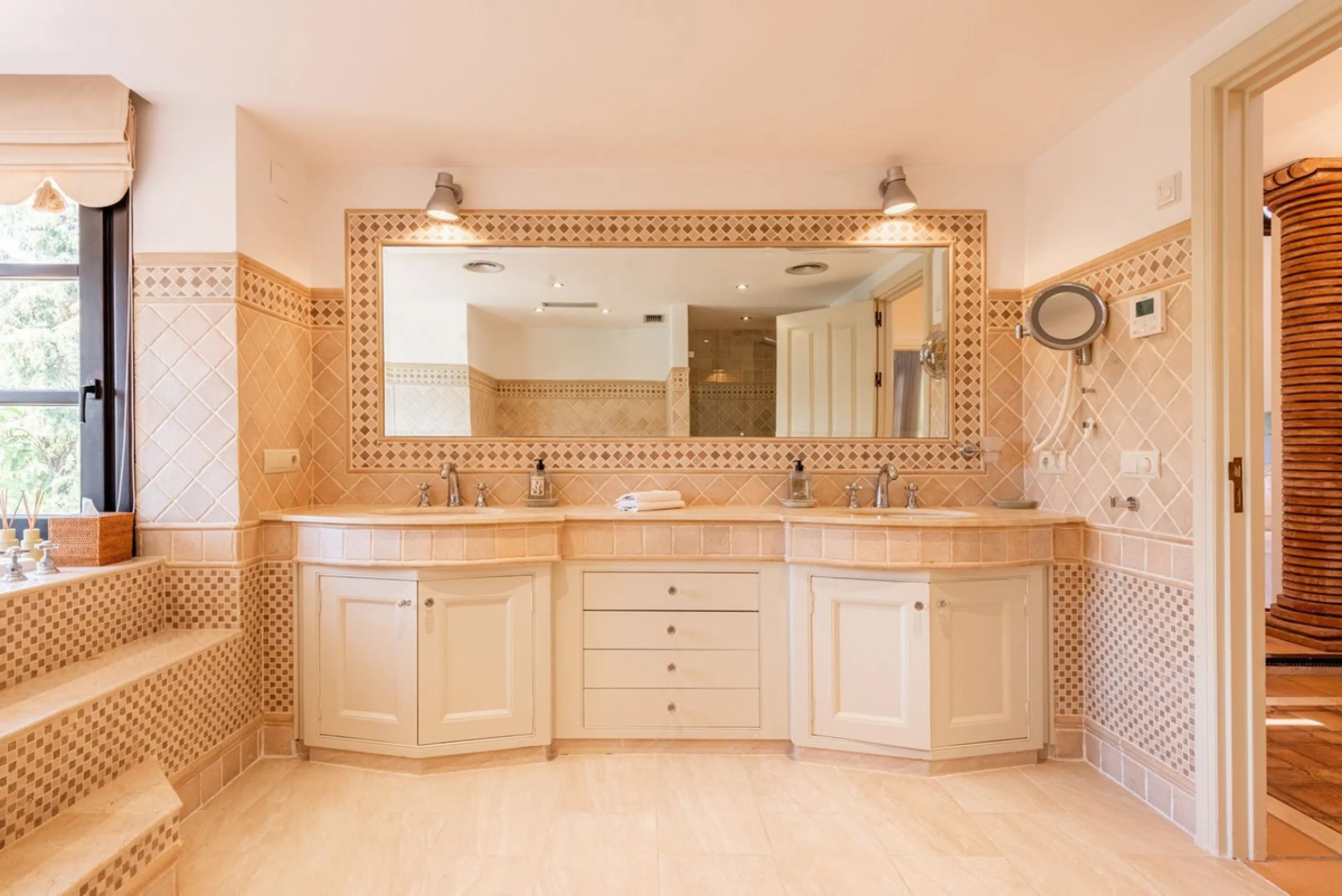 This Andalusian-style villa in El Paraiso Medio offers privacy, stunning views, and proximity to golf courses, and amenities.