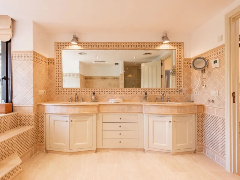 This Andalusian-style villa in El Paraiso Medio offers privacy, stunning views, and proximity to golf courses, and amenities.