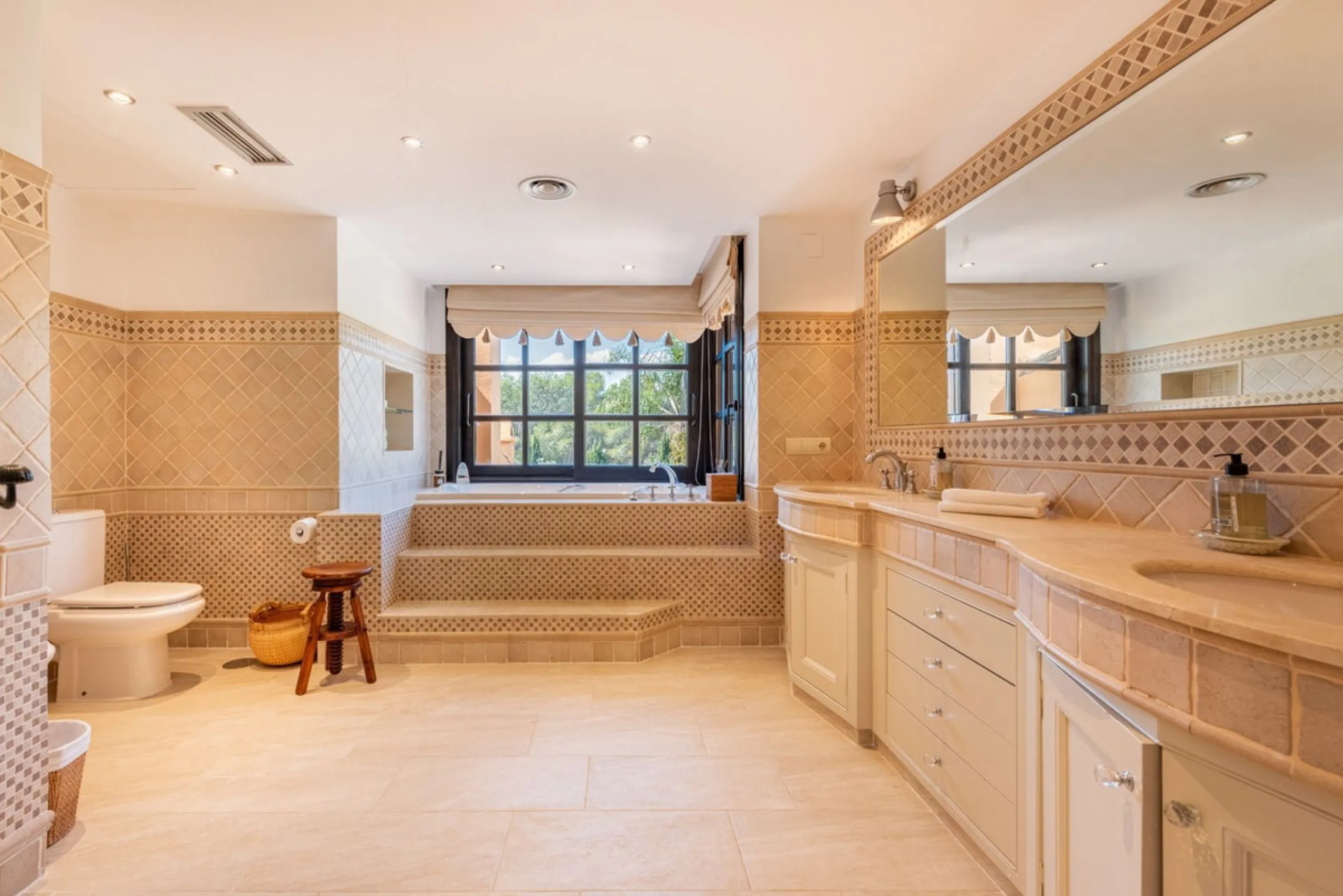 This Andalusian-style villa in El Paraiso Medio offers privacy, stunning views, and proximity to golf courses, and amenities.