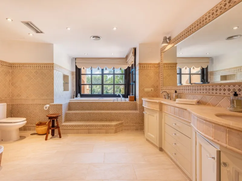 This Andalusian-style villa in El Paraiso Medio offers privacy, stunning views, and proximity to golf courses, and amenities.