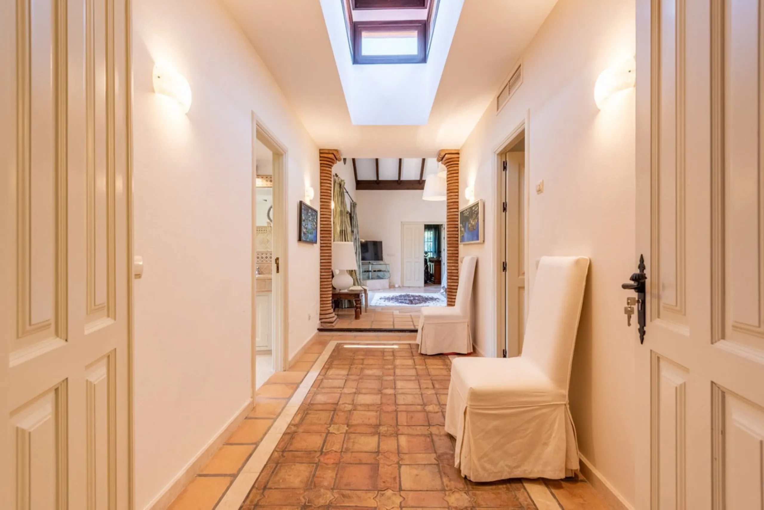 This Andalusian-style villa in El Paraiso Medio offers privacy, stunning views, and proximity to golf courses, and amenities.