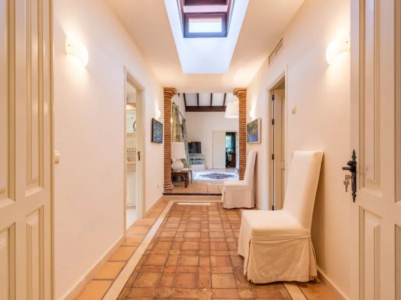 This Andalusian-style villa in El Paraiso Medio offers privacy, stunning views, and proximity to golf courses, and amenities.
