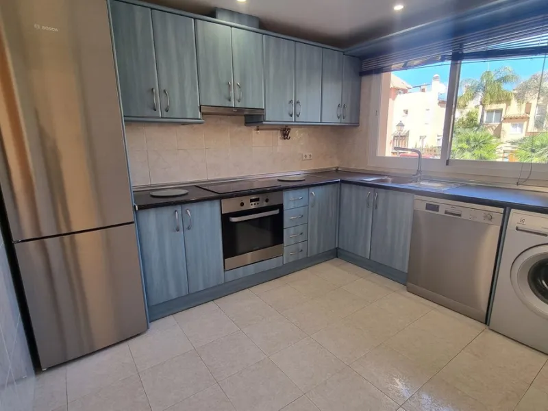 House - Townhouse в продаже в Marbella, Málaga. В доме 3 спален и 3 ванных комнат. Площадь дома 209 м²
