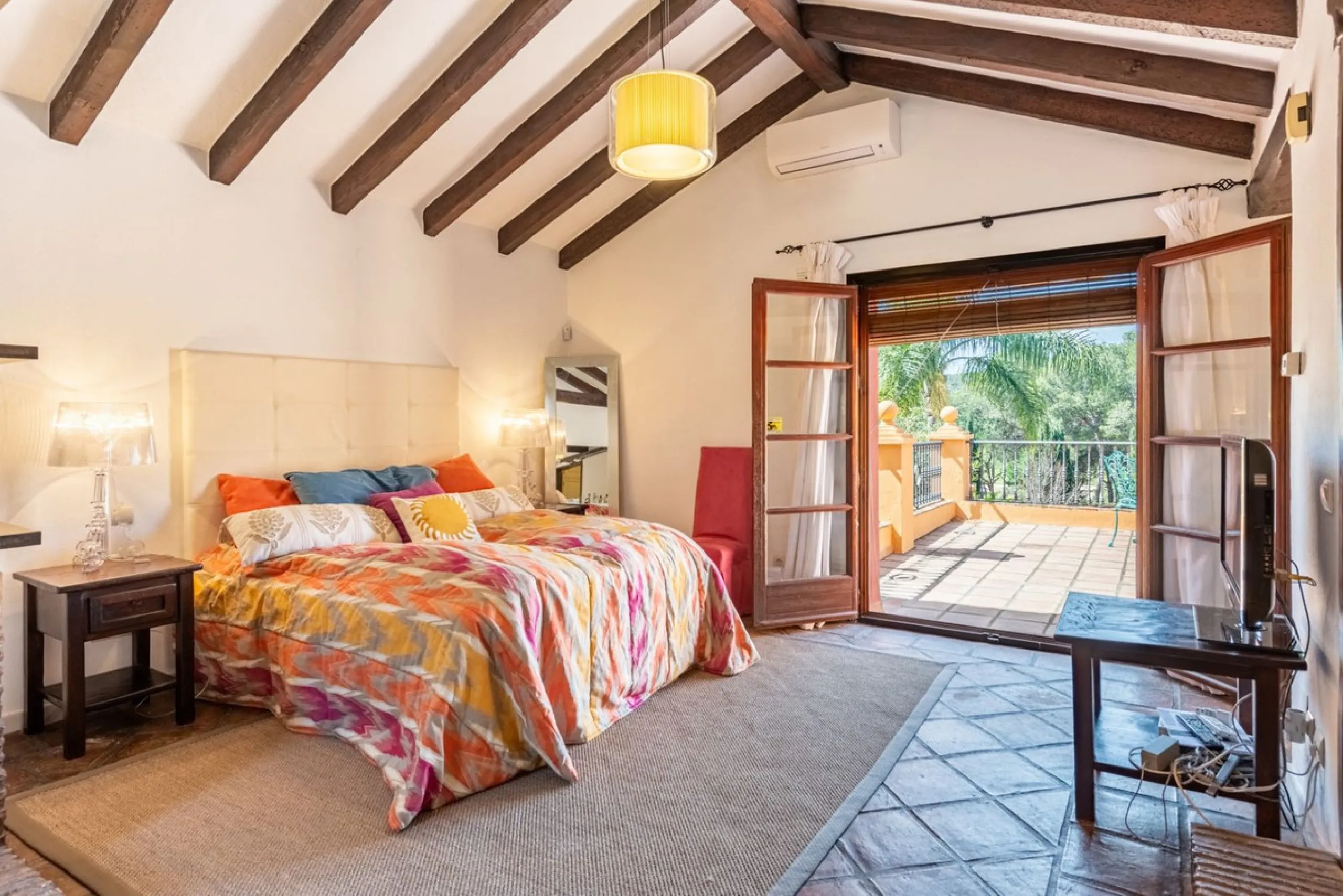 This Andalusian-style villa in El Paraiso Medio offers privacy, stunning views, and proximity to golf courses, and amenities.