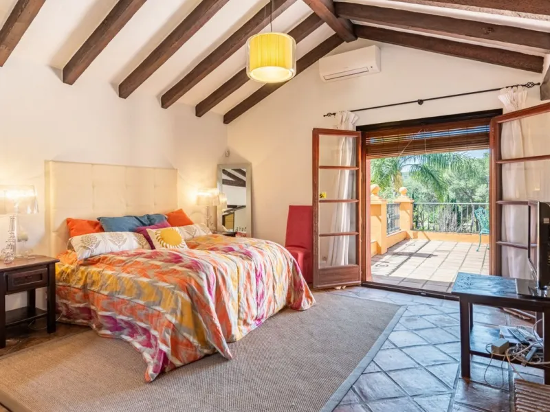 This Andalusian-style villa in El Paraiso Medio offers privacy, stunning views, and proximity to golf courses, and amenities.