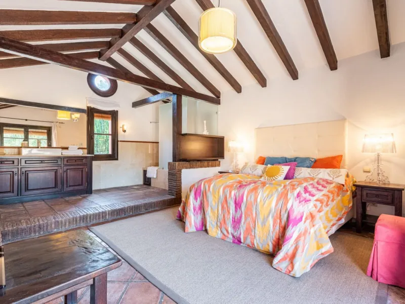 This Andalusian-style villa in El Paraiso Medio offers privacy, stunning views, and proximity to golf courses, and amenities.
