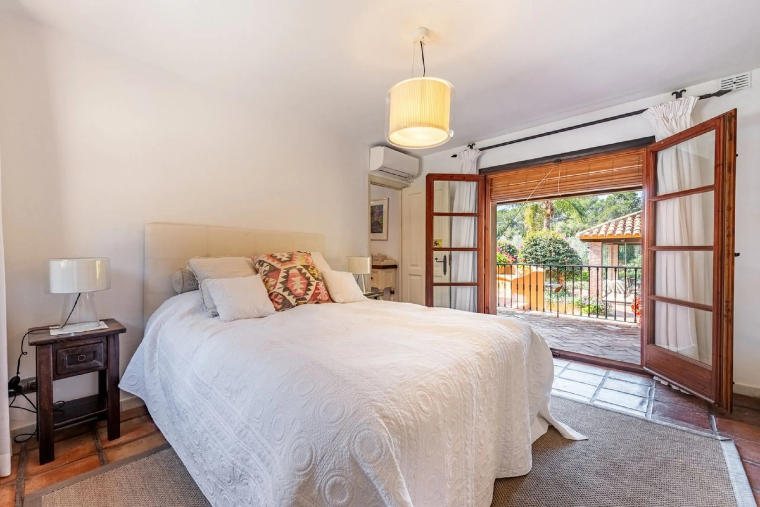 This Andalusian-style villa in El Paraiso Medio offers privacy, stunning views, and proximity to golf courses, and amenities.