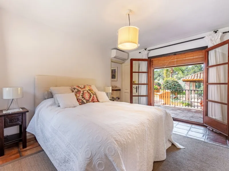 This Andalusian-style villa in El Paraiso Medio offers privacy, stunning views, and proximity to golf courses, and amenities.