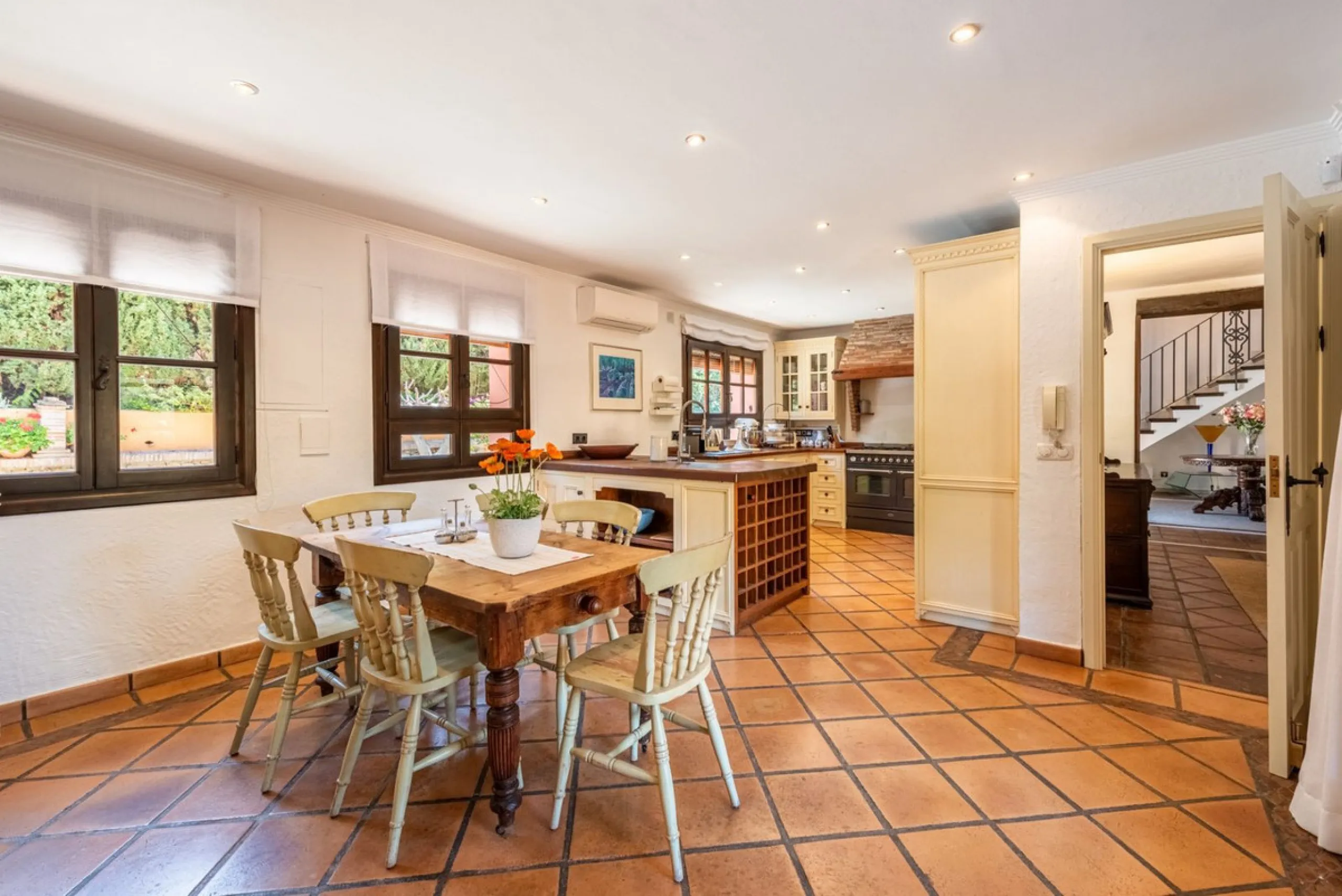 This Andalusian-style villa in El Paraiso Medio offers privacy, stunning views, and proximity to golf courses, and amenities.