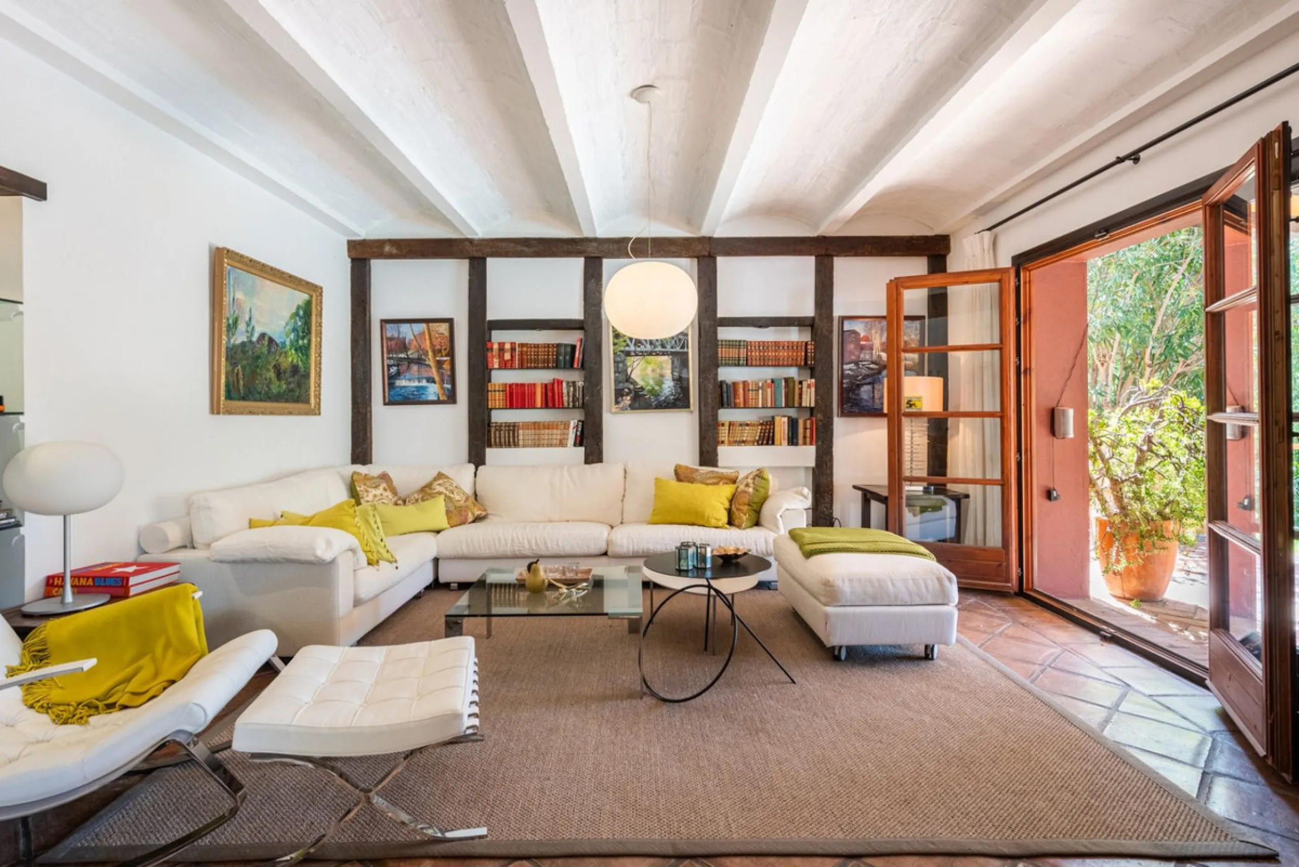 This Andalusian-style villa in El Paraiso Medio offers privacy, stunning views, and proximity to golf courses, and amenities.