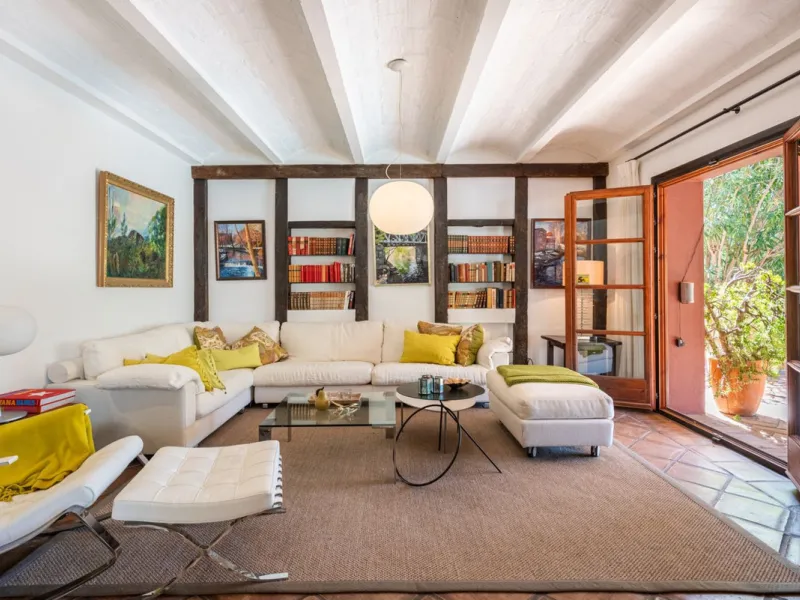 This Andalusian-style villa in El Paraiso Medio offers privacy, stunning views, and proximity to golf courses, and amenities.