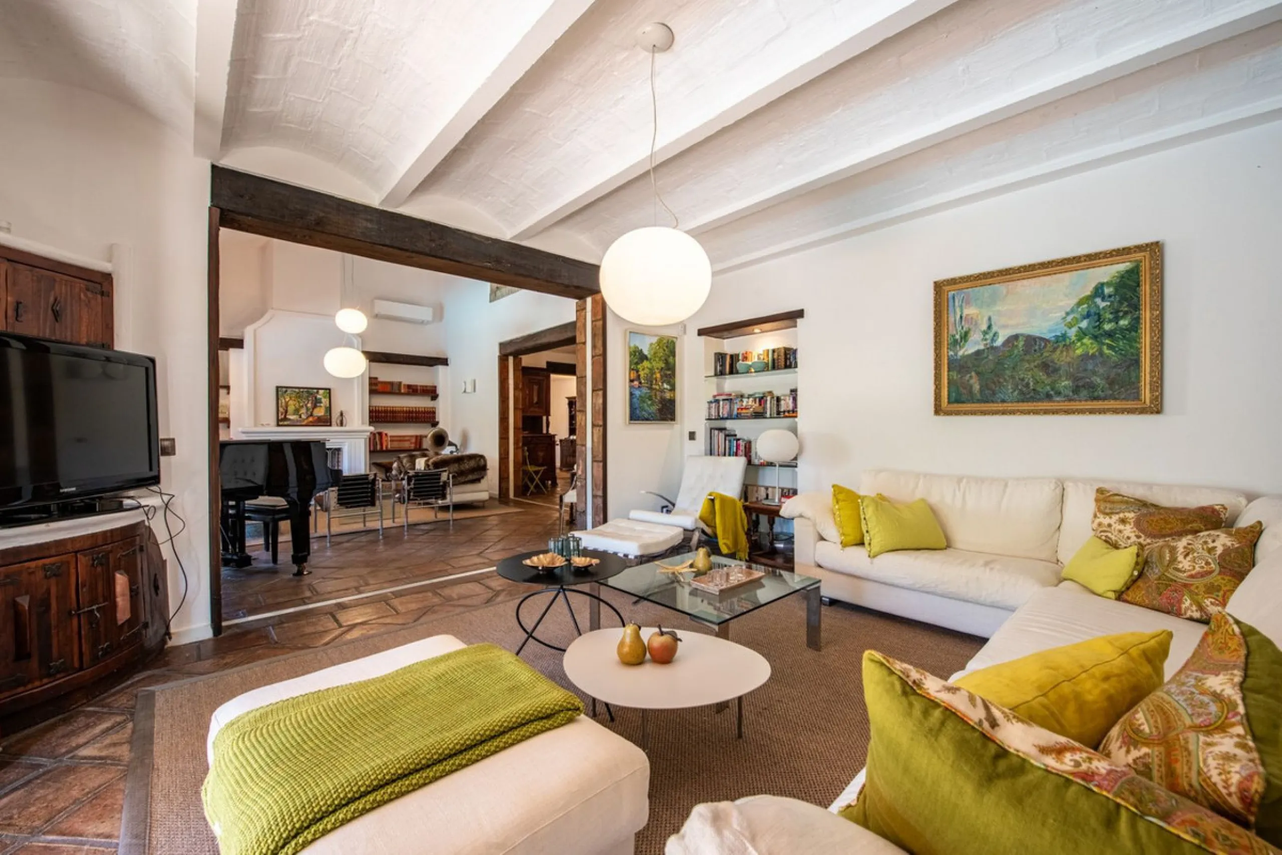 This Andalusian-style villa in El Paraiso Medio offers privacy, stunning views, and proximity to golf courses, and amenities.