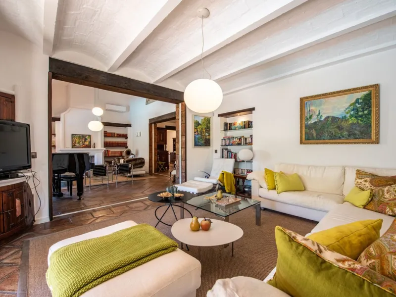 This Andalusian-style villa in El Paraiso Medio offers privacy, stunning views, and proximity to golf courses, and amenities.