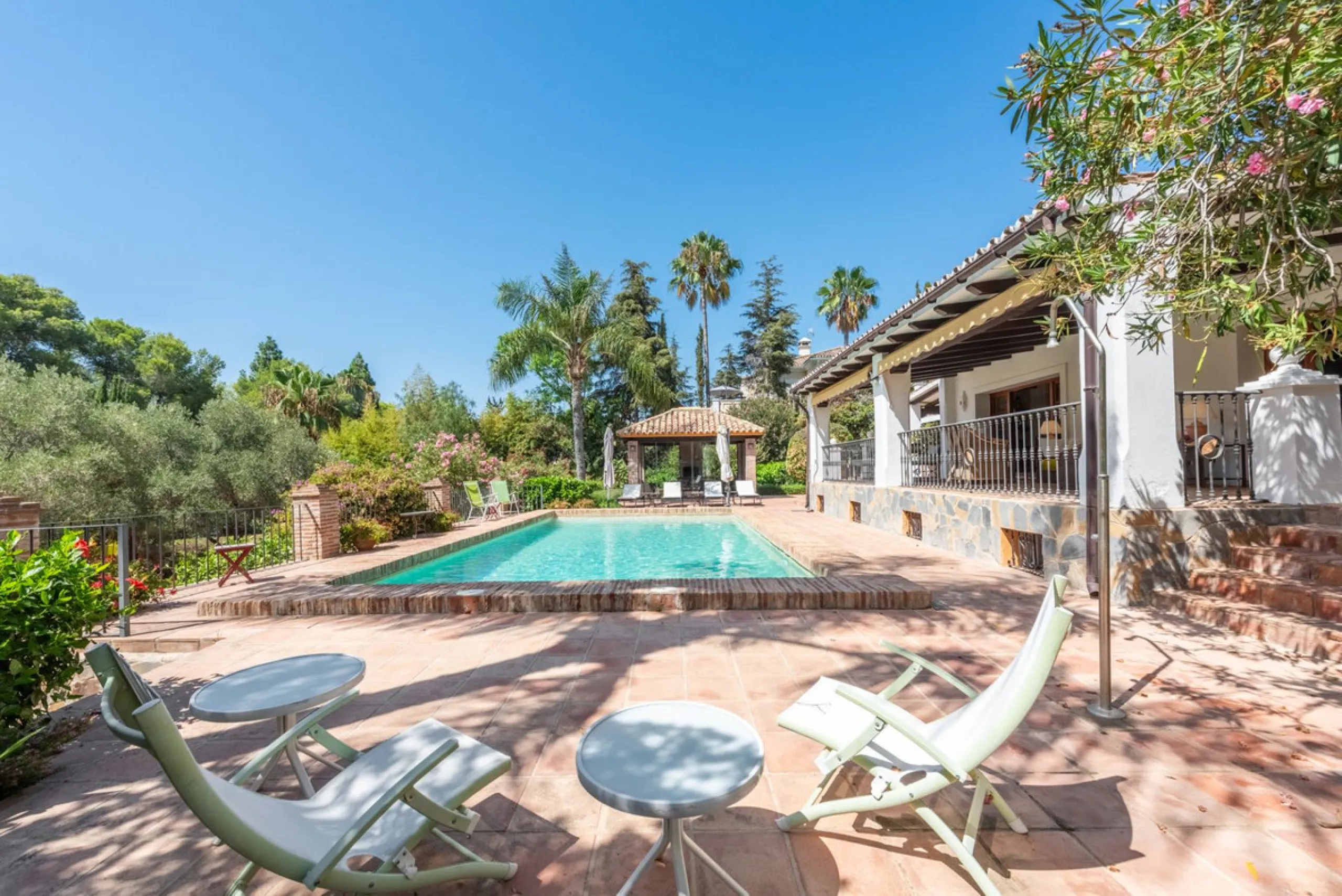 This Andalusian-style villa in El Paraiso Medio offers privacy, stunning views, and proximity to golf courses, and amenities.