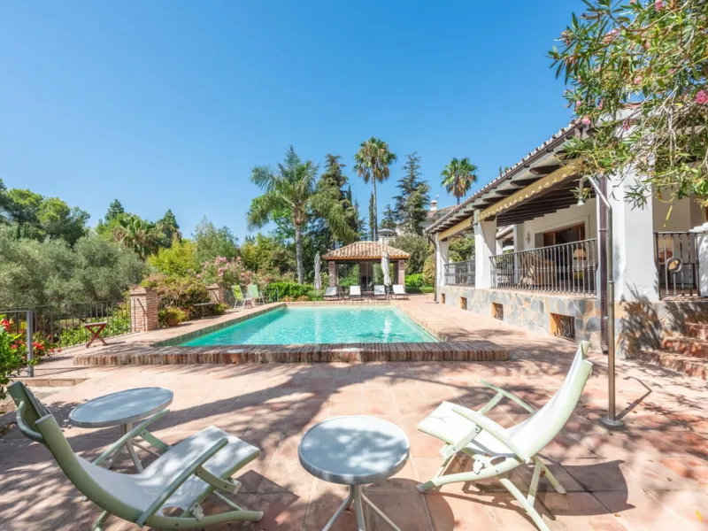 This Andalusian-style villa in El Paraiso Medio offers privacy, stunning views, and proximity to golf courses, and amenities.