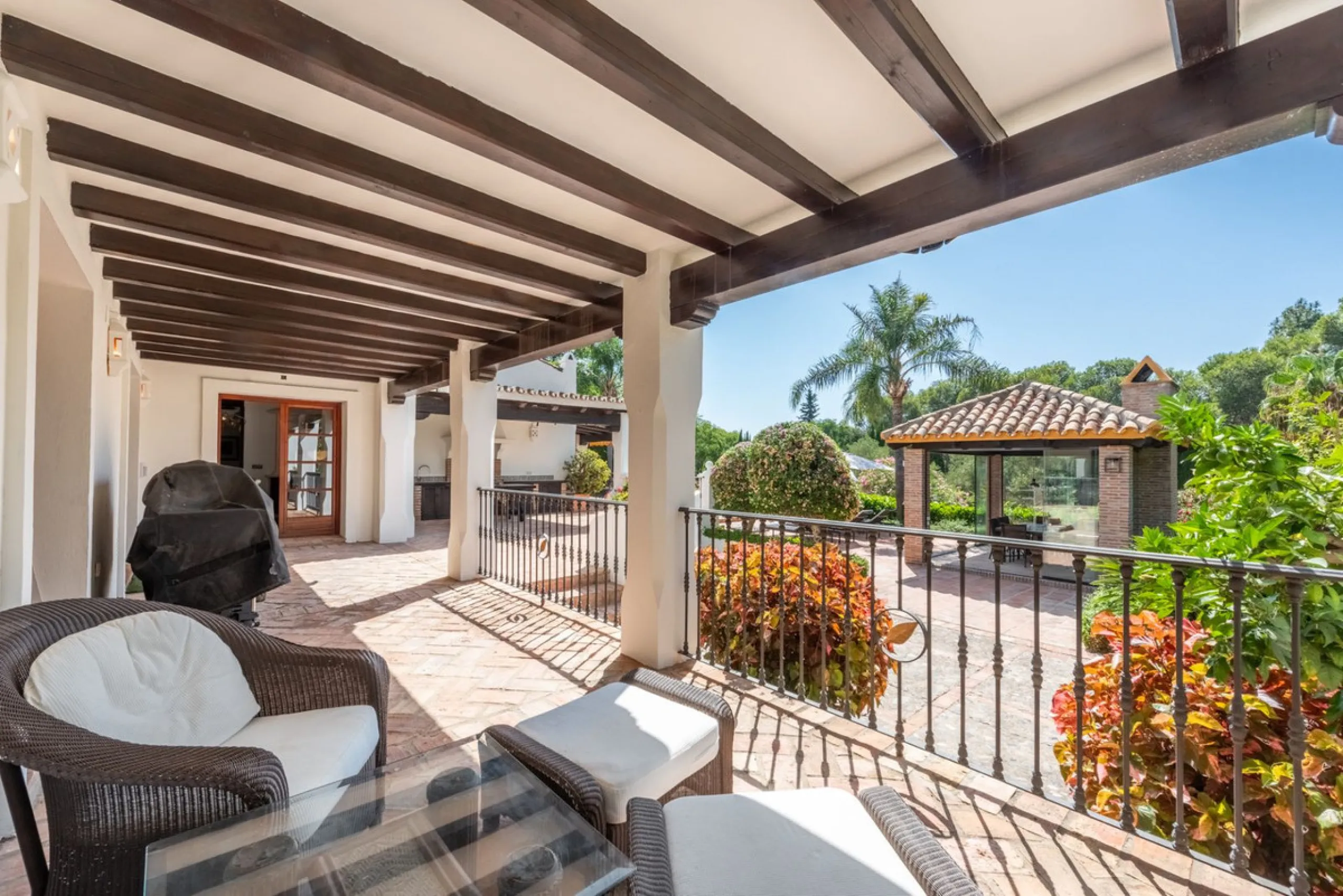 This Andalusian-style villa in El Paraiso Medio offers privacy, stunning views, and proximity to golf courses, and amenities.
