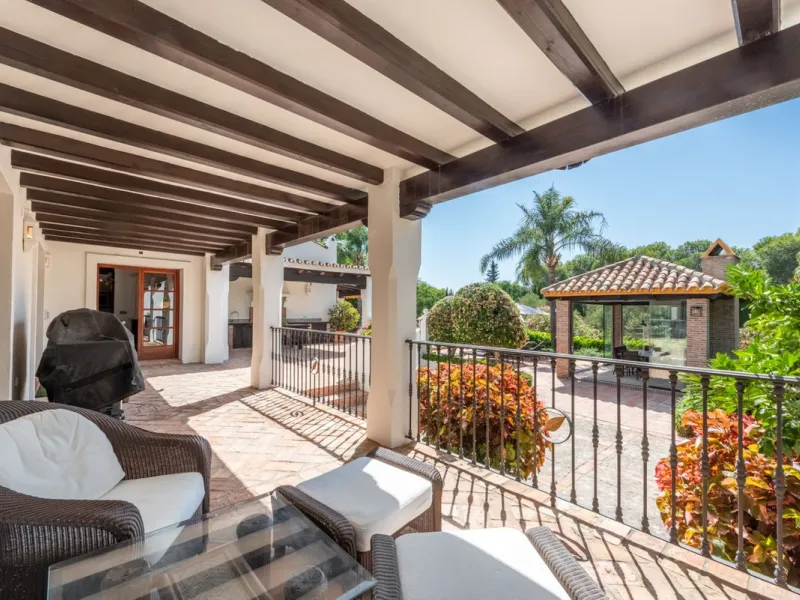 This Andalusian-style villa in El Paraiso Medio offers privacy, stunning views, and proximity to golf courses, and amenities.