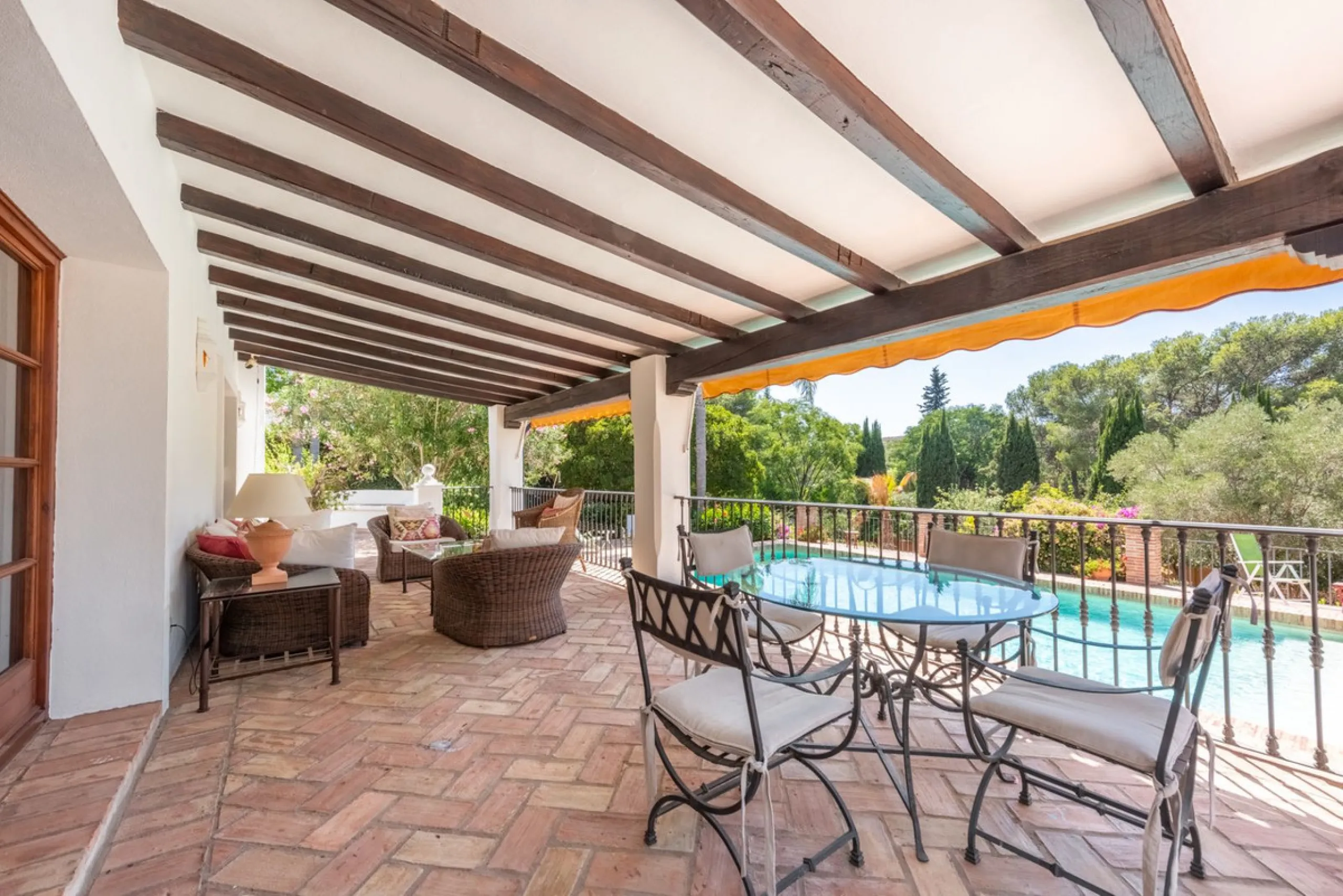 This Andalusian-style villa in El Paraiso Medio offers privacy, stunning views, and proximity to golf courses, and amenities.